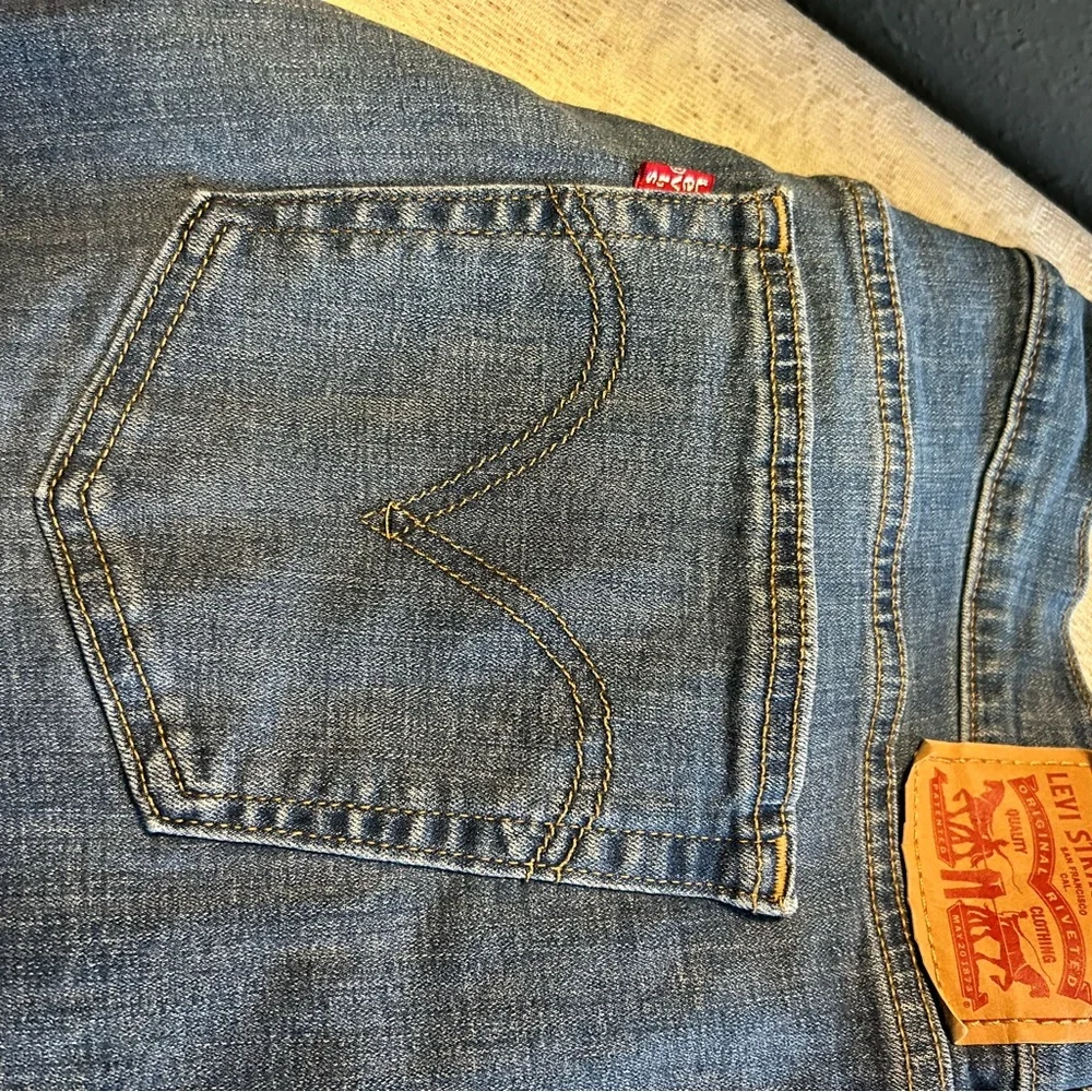 Levi's Women’s Distressed Boyfriend Jeans - Picture 2 of 6